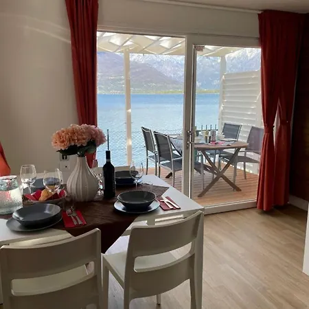 Lido Di Colico, Front And Center Camping