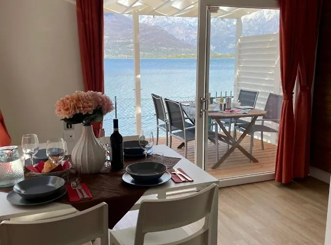 Lido Di Colico, Front And Center Camping